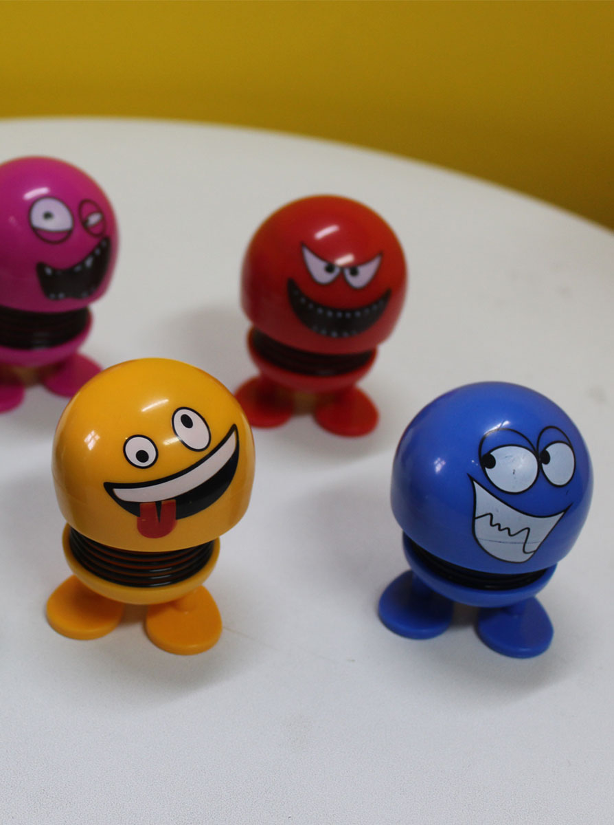 خرید عروسک ایموجی فنری