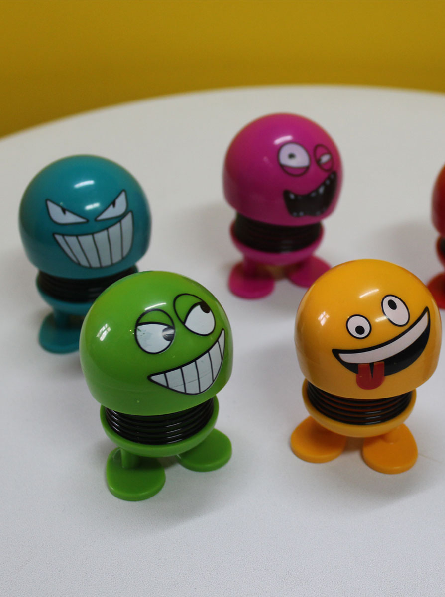 خرید عروسک ایموجی فنری